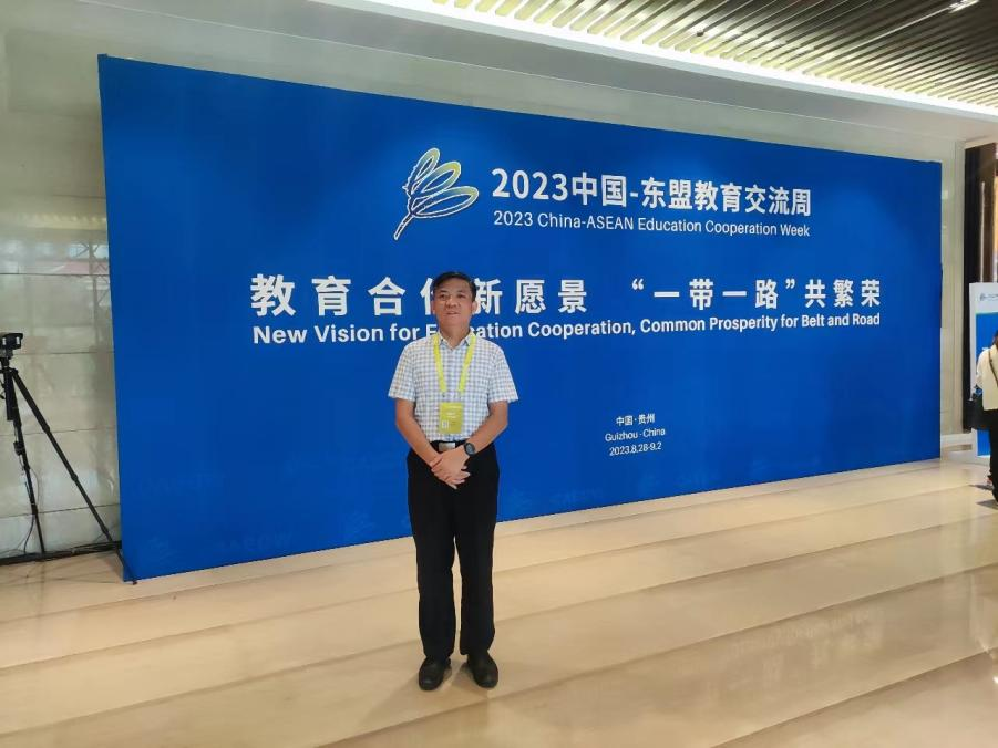 图片包含 站, 蓝色, 男人, 女人描述已自动生成