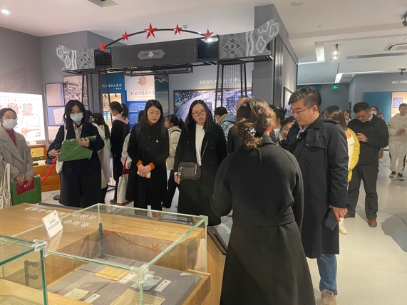 一群人站在室内描述已自动生成 一群人站在室内描述已自动生成