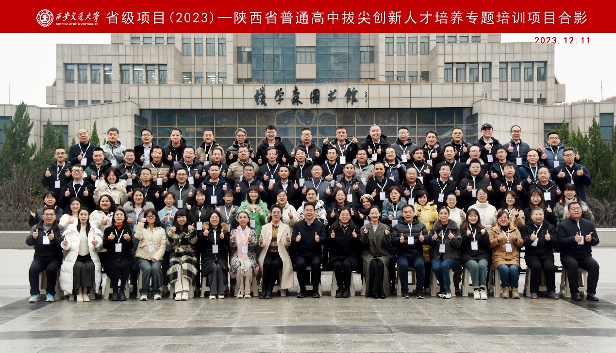 一群人站在广场上描述已自动生成