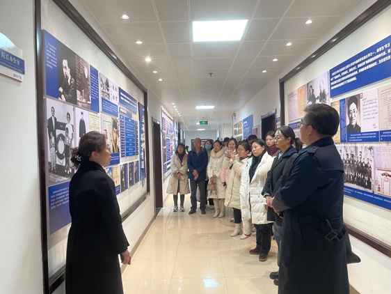 地铁车厢里的人低可信度描述已自动生成 地铁车厢里的人低可信度描述已自动生成