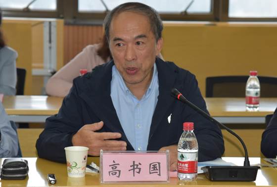 人拿着杯子描述已自动生成