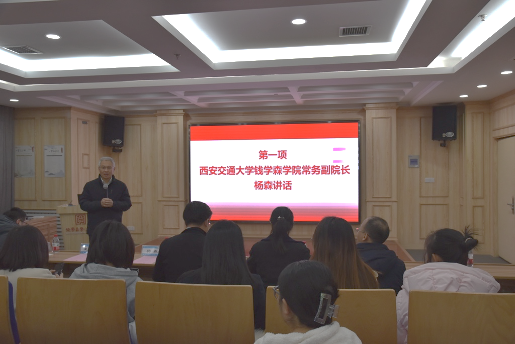 会议室里的人们描述已自动生成